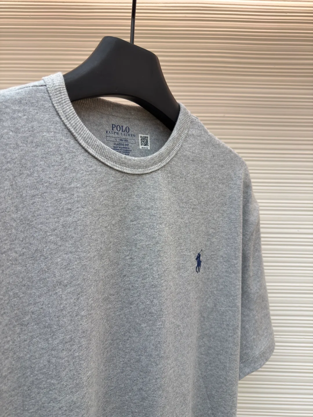 Ralph Lauren logo embroidered short sleeves ●Original version: Purchased and developed for 990 ●Item number: 1682484-X80 ●Material: linen soft plain fabric ●Technology: embroidery production ●Color: gray ●Version: Fitted version ●Weight: about 295 grams ●Size: S-M-L-XL ●Description: Customized cotton and linen soft plain fabric, delicate touch, comfortable and close to the skin, with deep black as the main color Exquisite red pony logo is embellished throughout. It is highly recognizable. It brings an atmosphere of freedom and vitality. A symphony of pure and smart colors. It outlines a high-end outline with extreme simplicity and becomes the smart focus of the vision. It shows taste in silence and adopts imported machine embroidery technology. It uses advanced computer control system and precise mechanical components to realize the iconic pony embroidery operation. High precision. The lines are smooth and delicate. The fabrics have been washed. It has a better hand feel and texture. It is not easy to deform and not shrink. Not easy to fade and maintain long-lasting beauty. The overall wiring is straight and delicate, the fabric is comfortable and soft, and the color is consistent without color difference. It can be matched with the same style to create a fashionable look and control various occasions. Customized accessories, complete with three standards, same style for men and women!